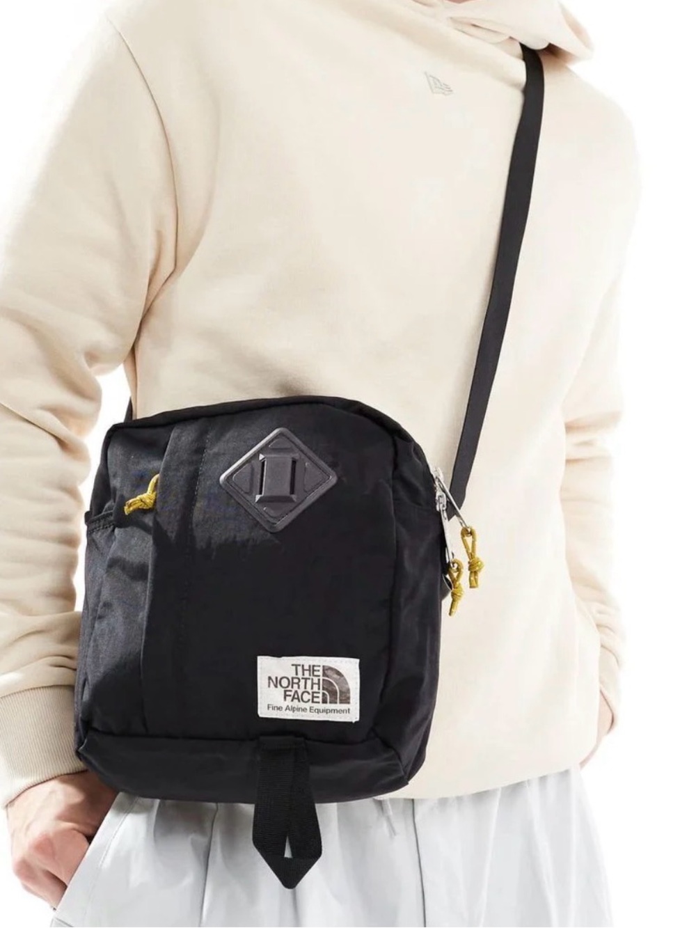 THE NORTH FACE Berkeley Crossbody Bag, TNF Black/Mineral Gold